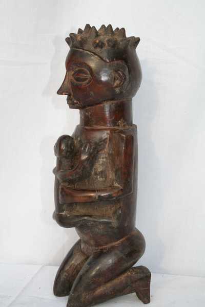 Yaka(maternité), d`afrique : Rép.démoncratique du Congo., statuette Yaka(maternité), masque ancien africain Yaka(maternité), art du Rép.démoncratique du Congo. - Art Africain, collection privées Belgique. Statue africaine de la tribu des Yaka(maternité), provenant du Rép.démoncratique du Congo., 1589/3139.Ancienne maternité Yaka H.22cm.Une mère agenouillée tenant son enfant pour lui donner le sein.Belle sculpture très soignée,ancienne patine. 1ère moitié du 20eme sc.

Mooi oud Yaka moederschap.Ze stelt een geknielde voorouder voor die haar kind de borst geeft,heel mooie sculptuur. 1ste helft 20ste eeuw.

. art,culture,masque,statue,statuette,pot,ivoire,exposition,expo,masque original,masques,statues,statuettes,pots,expositions,expo,masques originaux,collectionneur d`art,art africain,culture africaine,masque africain,statue africaine,statuette africaine,pot africain,ivoire africain,exposition africain,expo africain,masque origina africainl,masques africains,statues africaines,statuettes africaines,pots africains,expositions africaines,expo africaines,masques originaux  africains,collectionneur d`art africain